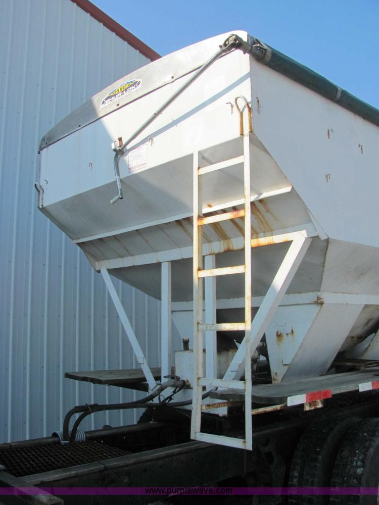 image for item E2528 1994 International 4900 fertilizer tender truck