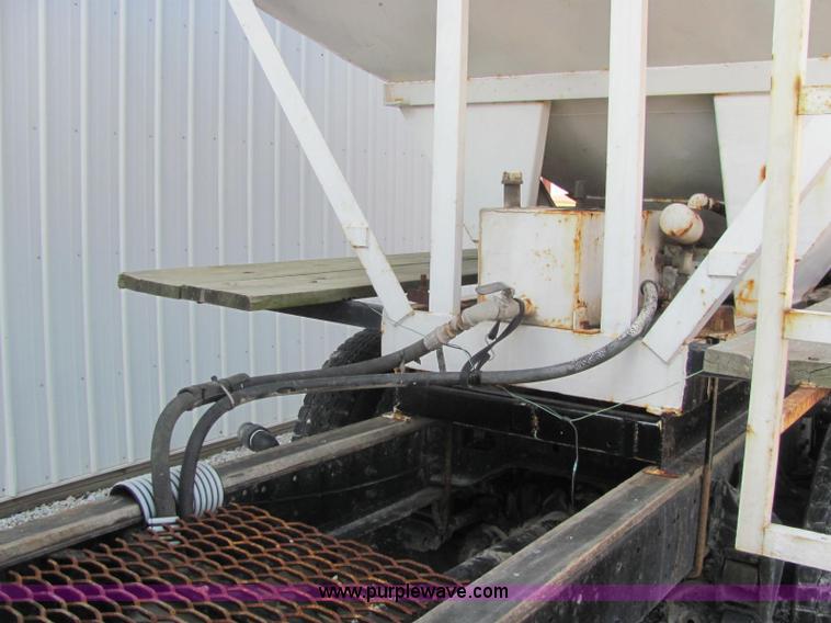 image for item E2528 1994 International 4900 fertilizer tender truck