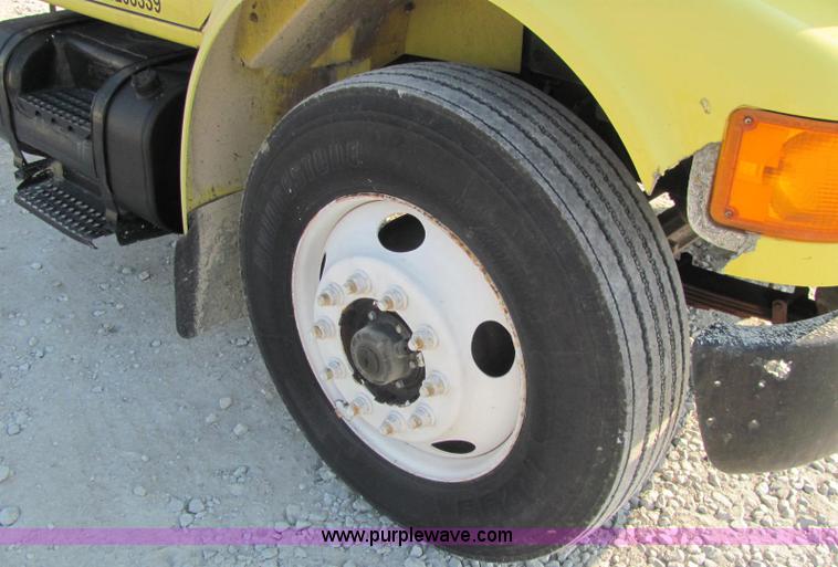 image for item E2528 1994 International 4900 fertilizer tender truck