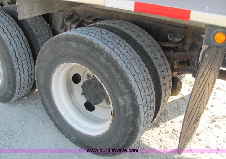 image for item E2528 1994 International 4900 fertilizer tender truck