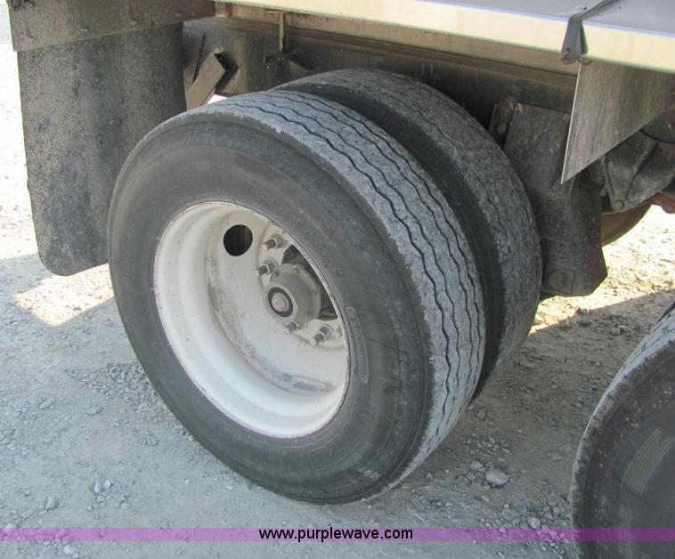 image for item E2528 1994 International 4900 fertilizer tender truck