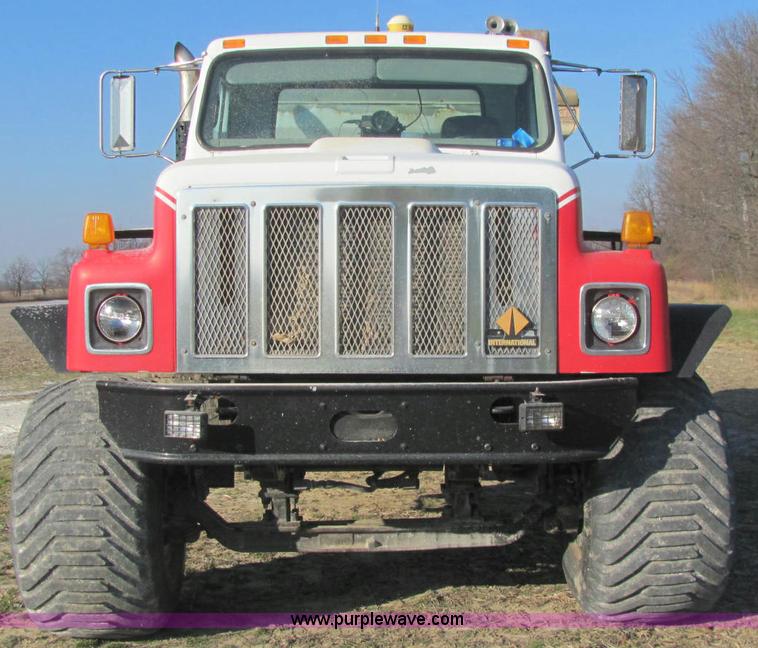 image for item E2530 1996 International 2554 fertilizer spreader truck
