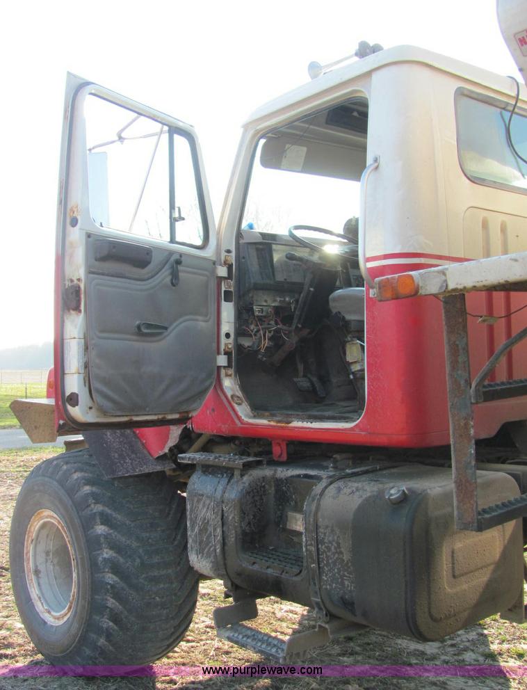 image for item E2530 1996 International 2554 fertilizer spreader truck