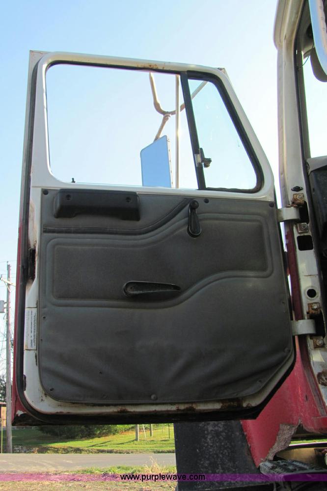image for item E2530 1996 International 2554 fertilizer spreader truck