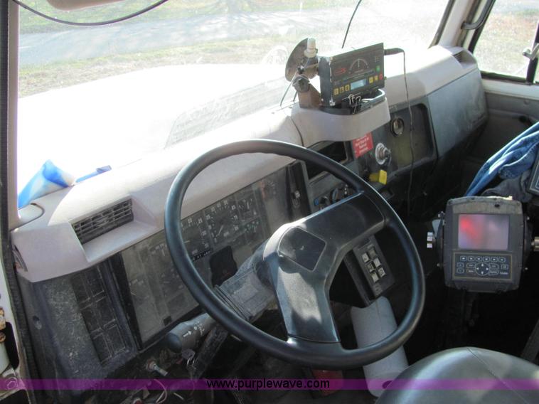 image for item E2530 1996 International 2554 fertilizer spreader truck