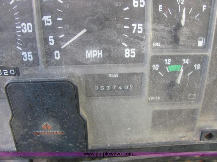 image for item E2530 1996 International 2554 fertilizer spreader truck