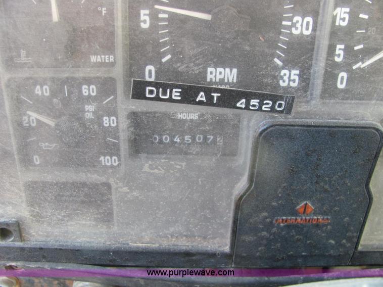 image for item E2530 1996 International 2554 fertilizer spreader truck