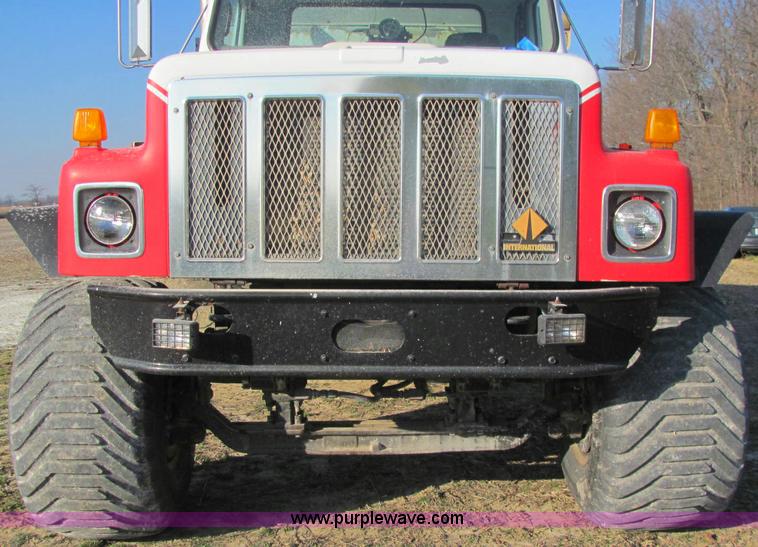 image for item E2530 1996 International 2554 fertilizer spreader truck