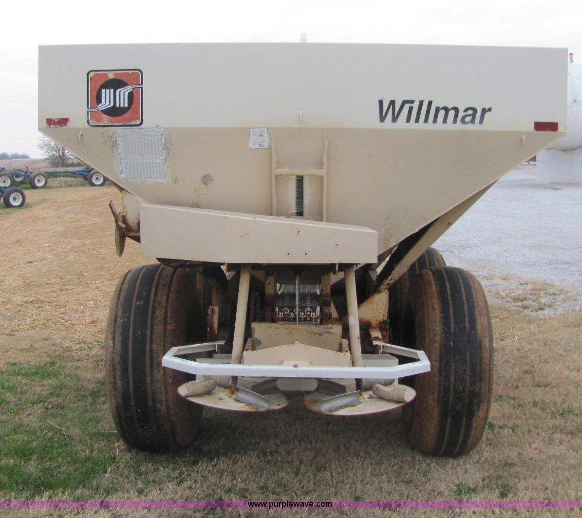 Willmar Super 600 narrow track dry fertilizer spreader in Franklin, KY