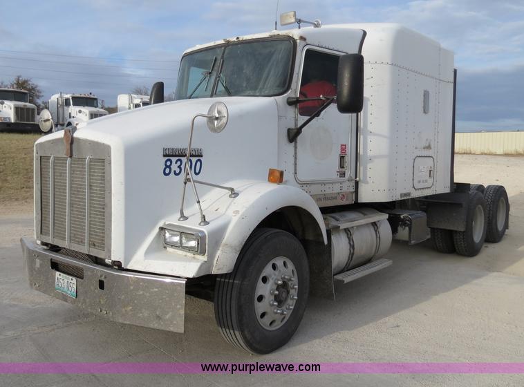 image for item B2491 2000 Kenworth T800 semi truck