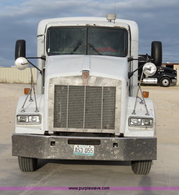 image for item B2491 2000 Kenworth T800 semi truck