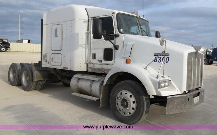 image for item B2491 2000 Kenworth T800 semi truck