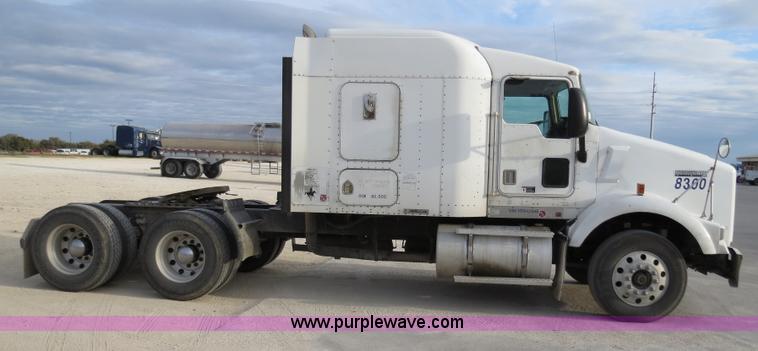 image for item B2491 2000 Kenworth T800 semi truck