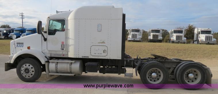 image for item B2491 2000 Kenworth T800 semi truck
