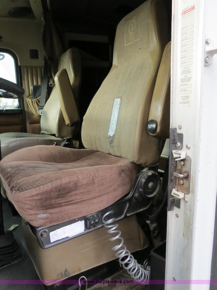 image for item B2491 2000 Kenworth T800 semi truck