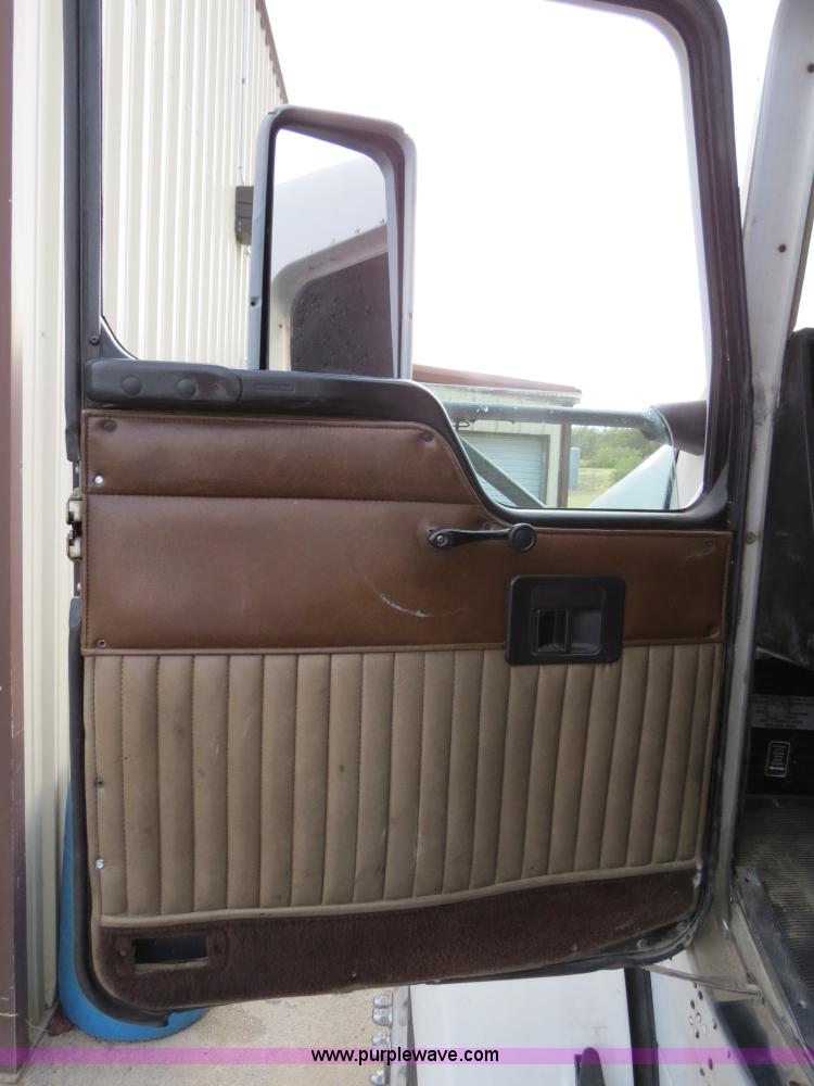 image for item B2491 2000 Kenworth T800 semi truck