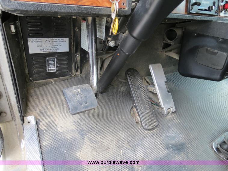 image for item B2491 2000 Kenworth T800 semi truck