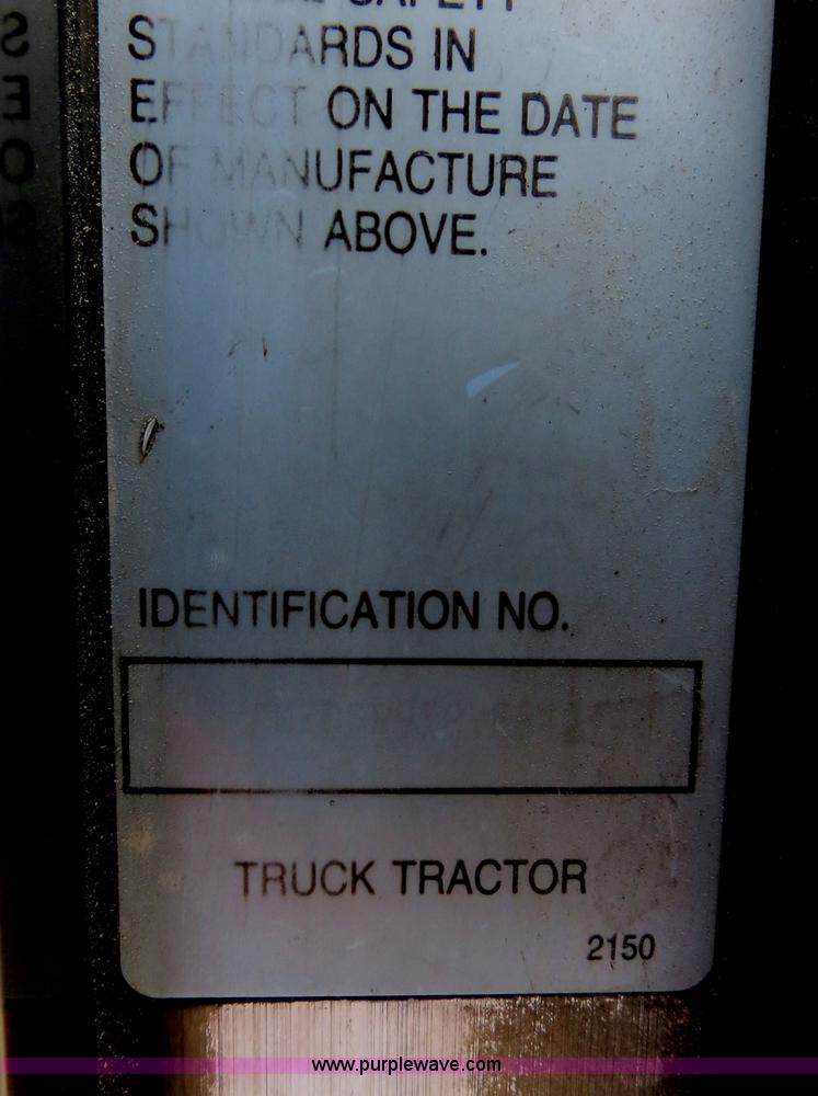 image for item B2491 2000 Kenworth T800 semi truck