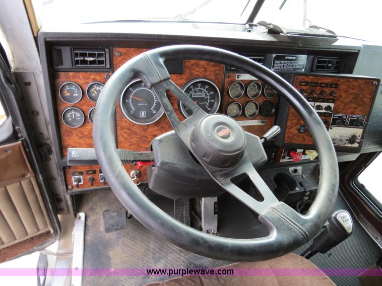 image for item B2491 2000 Kenworth T800 semi truck