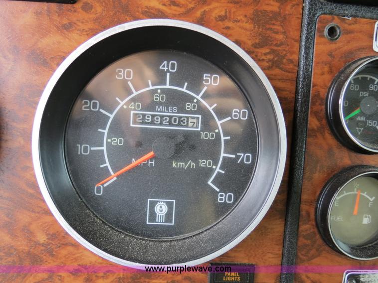 image for item B2491 2000 Kenworth T800 semi truck