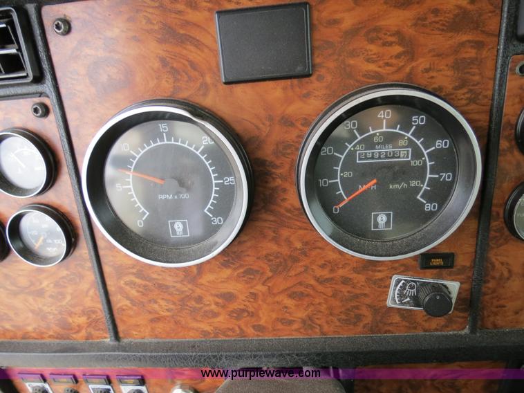 image for item B2491 2000 Kenworth T800 semi truck