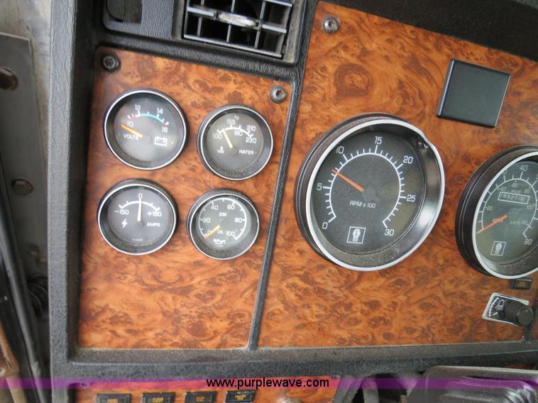 image for item B2491 2000 Kenworth T800 semi truck