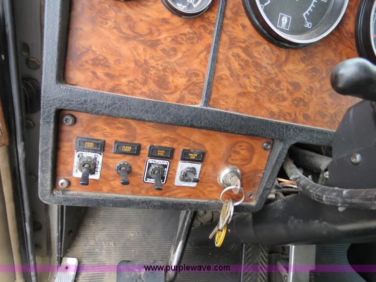 image for item B2491 2000 Kenworth T800 semi truck