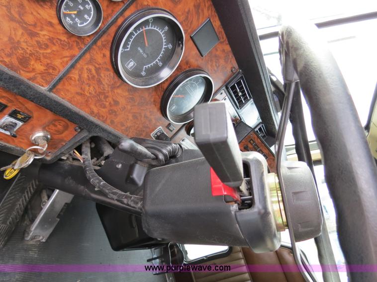 image for item B2491 2000 Kenworth T800 semi truck