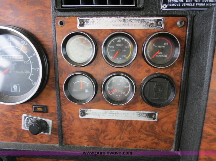 image for item B2491 2000 Kenworth T800 semi truck