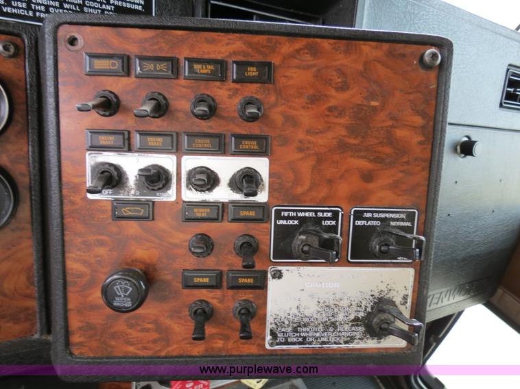 image for item B2491 2000 Kenworth T800 semi truck