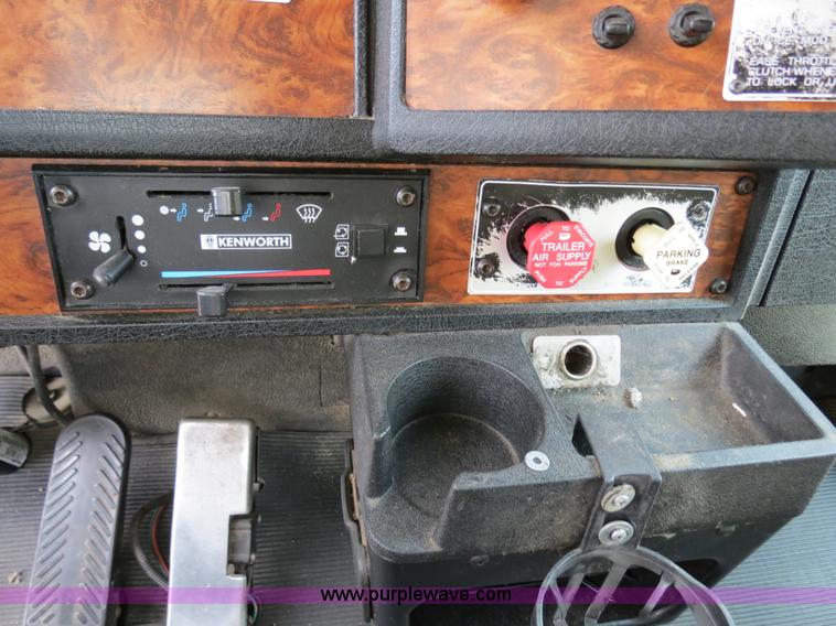 image for item B2491 2000 Kenworth T800 semi truck