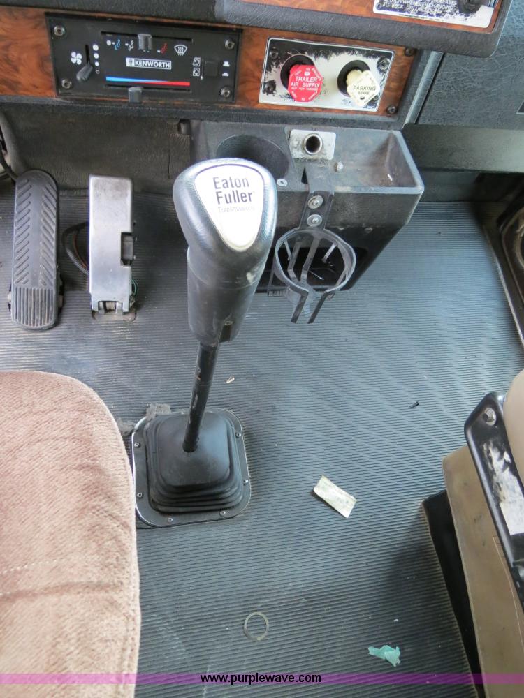 image for item B2491 2000 Kenworth T800 semi truck