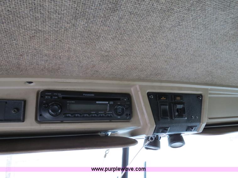 image for item B2491 2000 Kenworth T800 semi truck