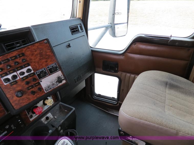 image for item B2491 2000 Kenworth T800 semi truck