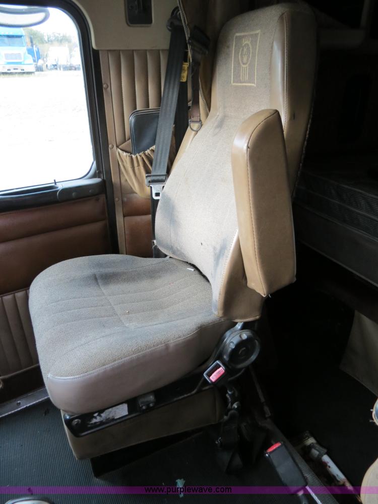 image for item B2491 2000 Kenworth T800 semi truck