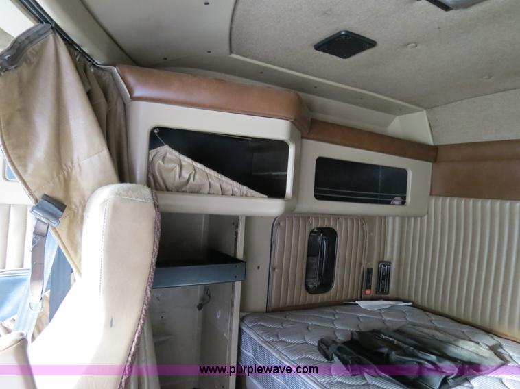 image for item B2491 2000 Kenworth T800 semi truck