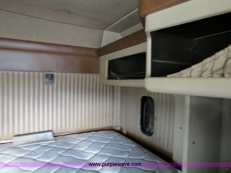 image for item B2491 2000 Kenworth T800 semi truck