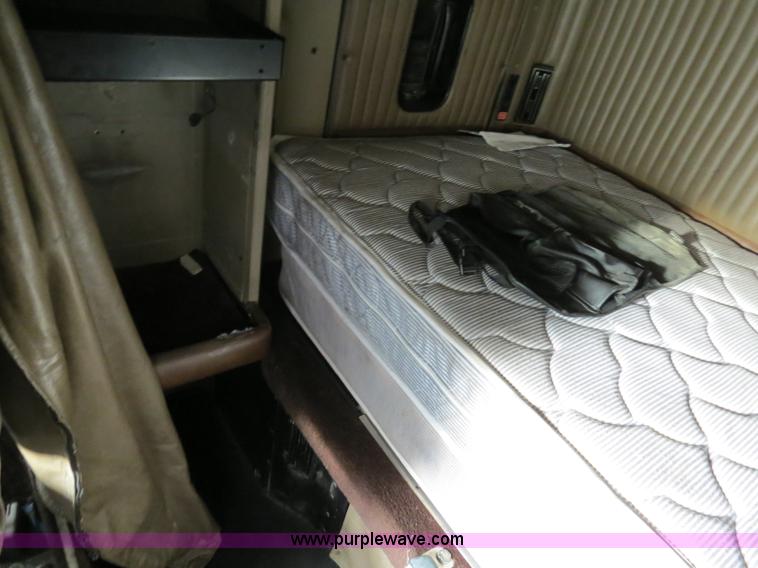 image for item B2491 2000 Kenworth T800 semi truck