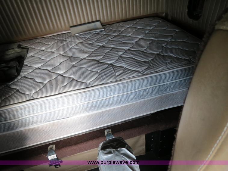 image for item B2491 2000 Kenworth T800 semi truck