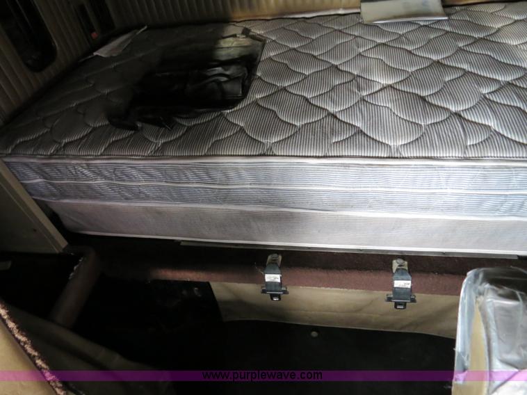 image for item B2491 2000 Kenworth T800 semi truck