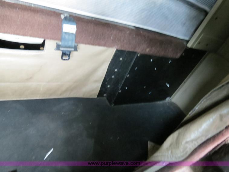 image for item B2491 2000 Kenworth T800 semi truck