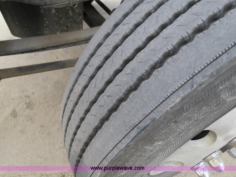 image for item B2491 2000 Kenworth T800 semi truck