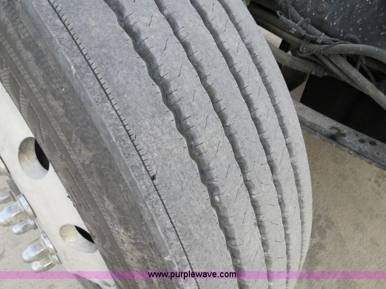 image for item B2491 2000 Kenworth T800 semi truck