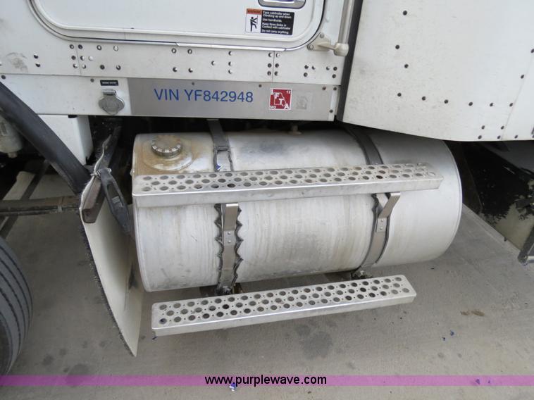 image for item B2491 2000 Kenworth T800 semi truck