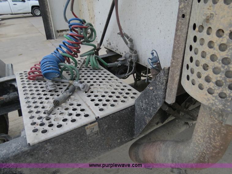 image for item B2491 2000 Kenworth T800 semi truck