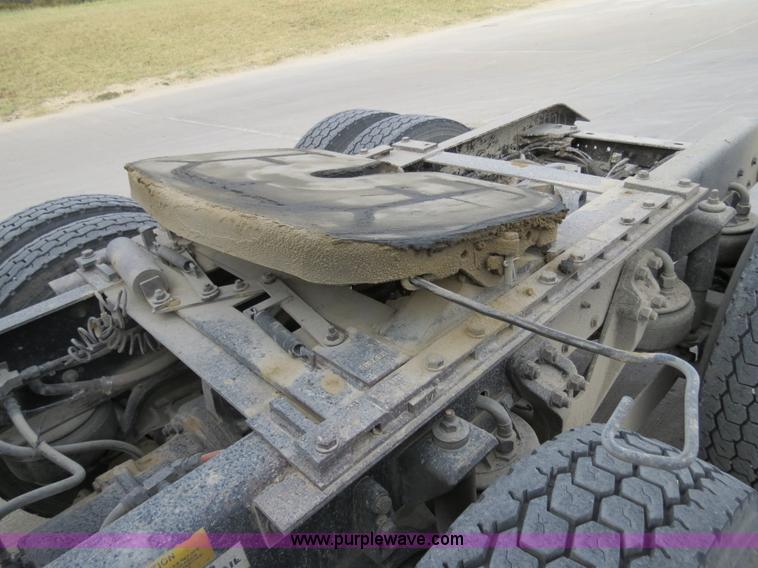 image for item B2491 2000 Kenworth T800 semi truck