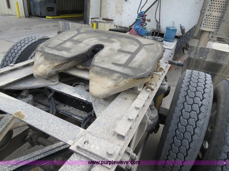 image for item B2491 2000 Kenworth T800 semi truck