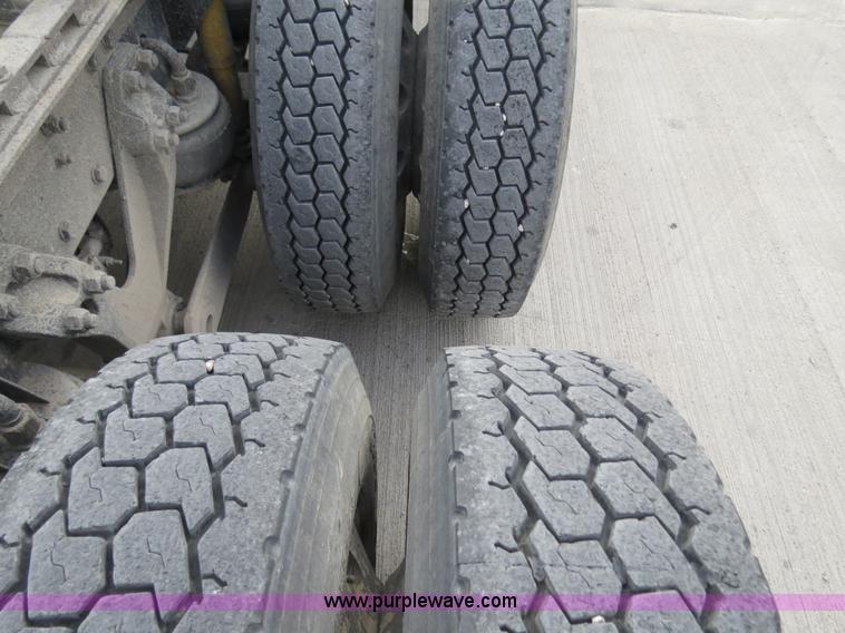 image for item B2491 2000 Kenworth T800 semi truck