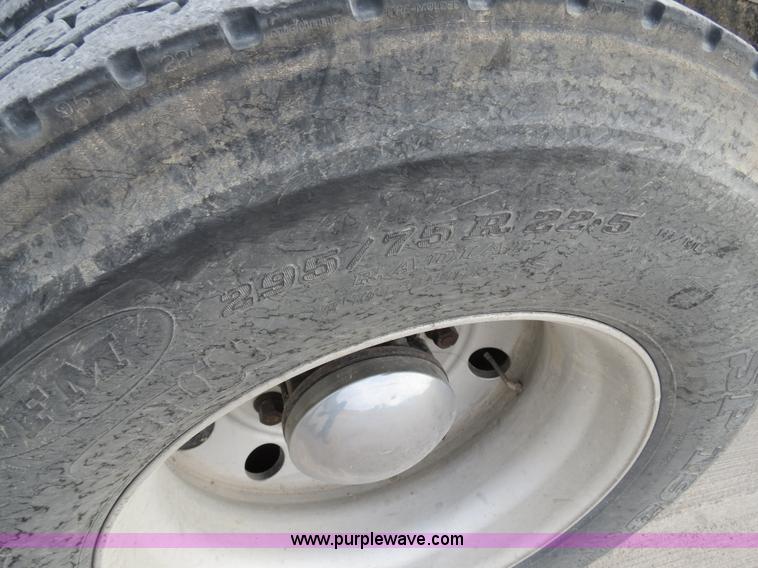 image for item B2491 2000 Kenworth T800 semi truck