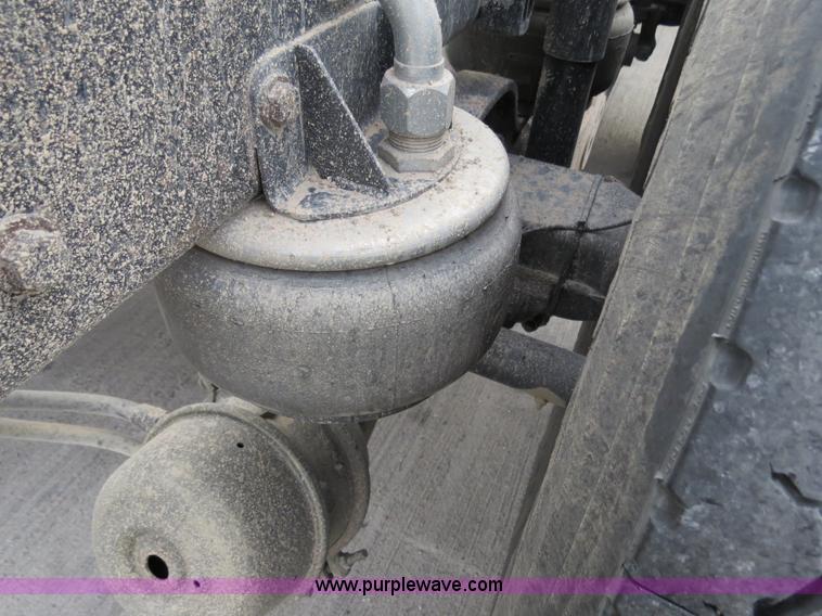 image for item B2491 2000 Kenworth T800 semi truck